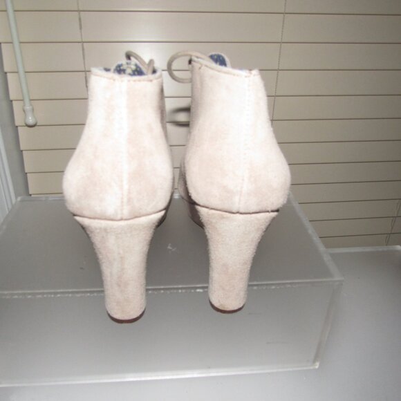 Lucky Brand “Seleste” Suede Lace-Up Wedge Booties 8 M – Soft Taupe Desert-Chukka - Picture 4 of 7